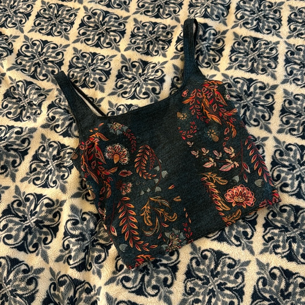 Yoga Democracy om tank in festival denim